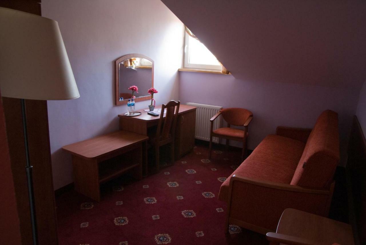 Dwor Dluzniewo Bed & Breakfast Exterior photo
