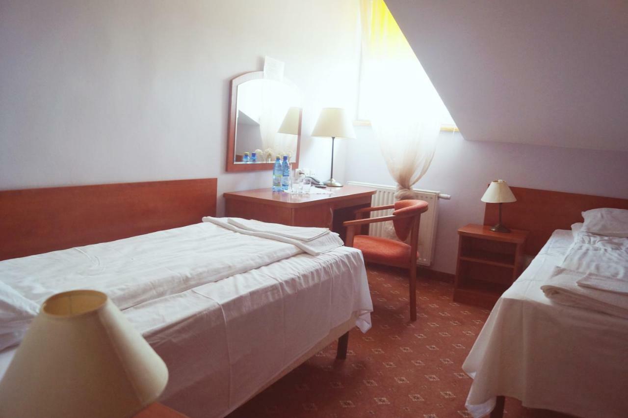 Dwor Dluzniewo Bed & Breakfast Exterior photo